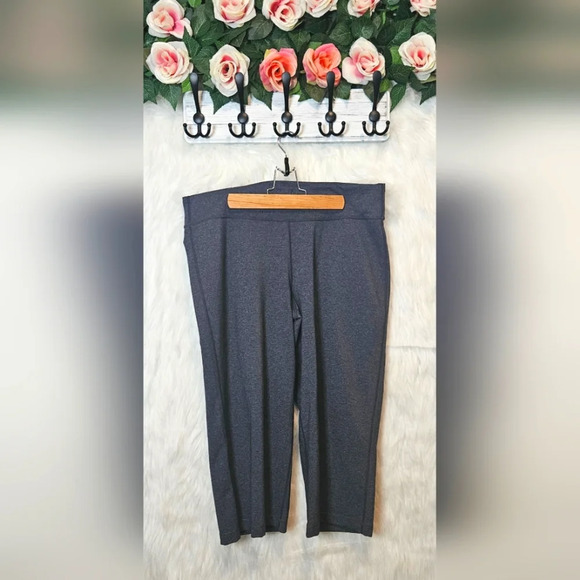 lululemon athletica Pants - Lululemon Heathered Grey Capri Shorts w/ pocket